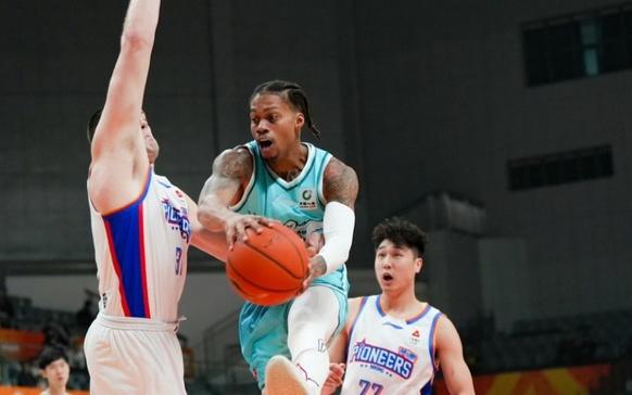 正式走人！CBA得分王被裁掉，黑马球队更换外援，冲击前八