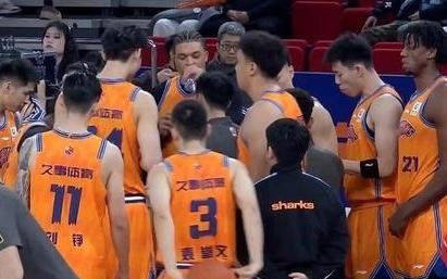 上海vs青岛前瞻：洛夫顿PK韦瑟斯庞引外援大战卢伟率队冲8连胜