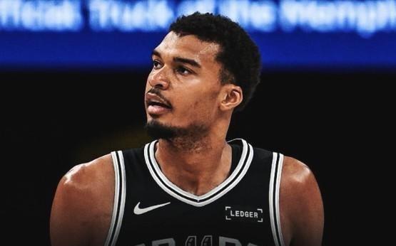 改争最佳第六人文班替补21分钟砍30分5板3助1断1帽，正负值+2