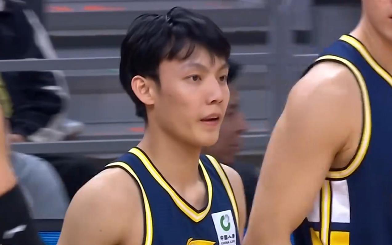 广东5分险胜深圳！徐杰抛投杀死比赛，三外援砍65分，胡明轩仅3分