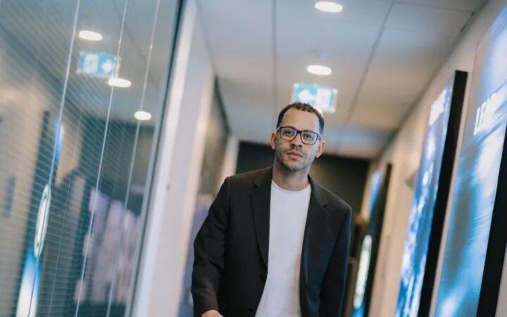 蓝军新帅罗塞尼尔何许人也风格多元