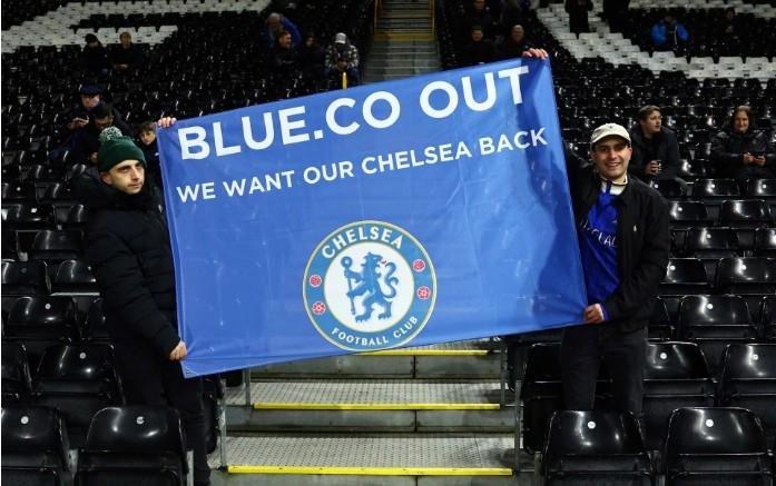 表达不满，客战富勒姆时切尔西球迷拉起“BlueCoOut”旗帜