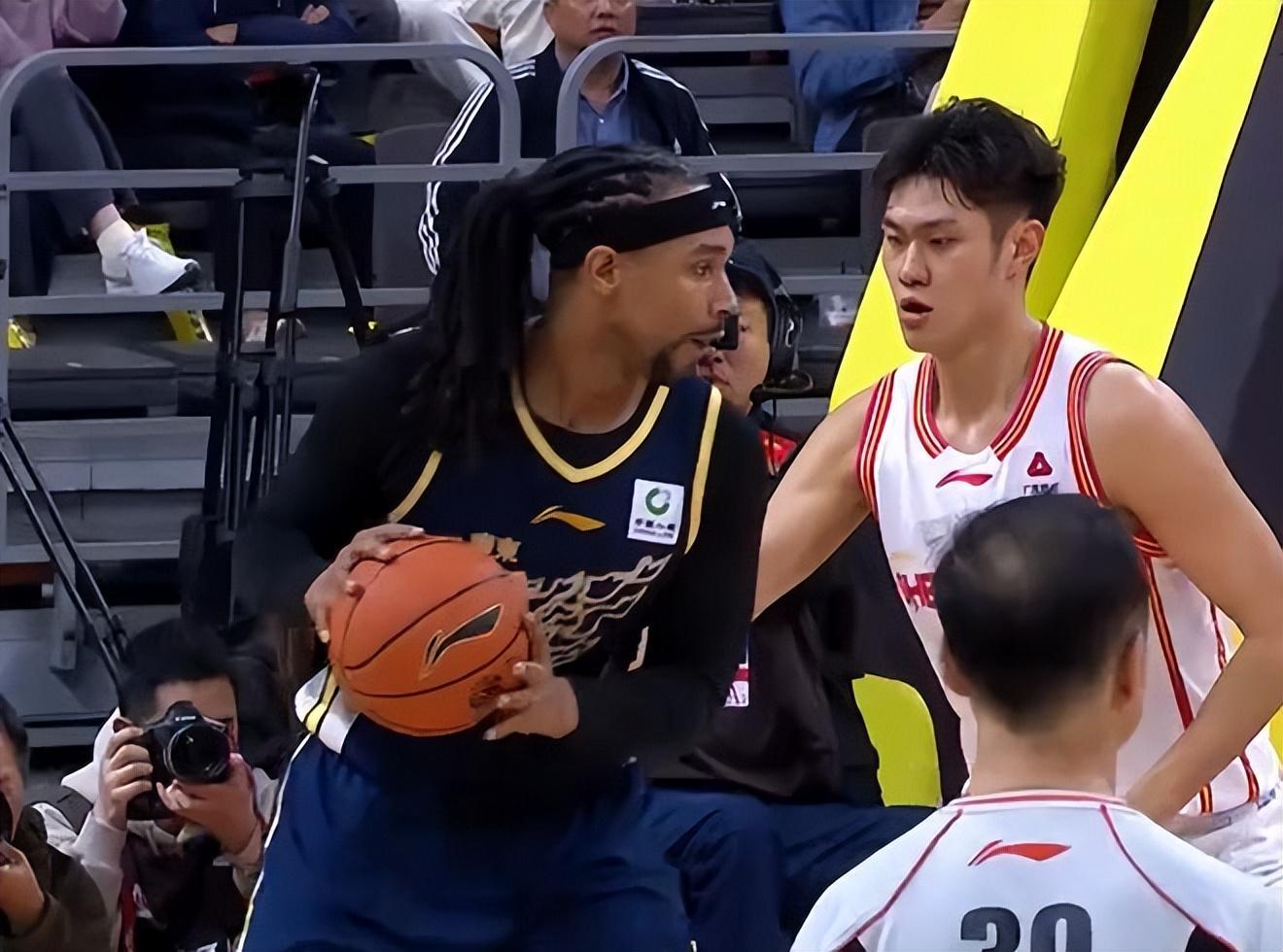 专家怒批CBA解说早晚要出事,把直播搬到菜市场,球迷:严惩宋庭