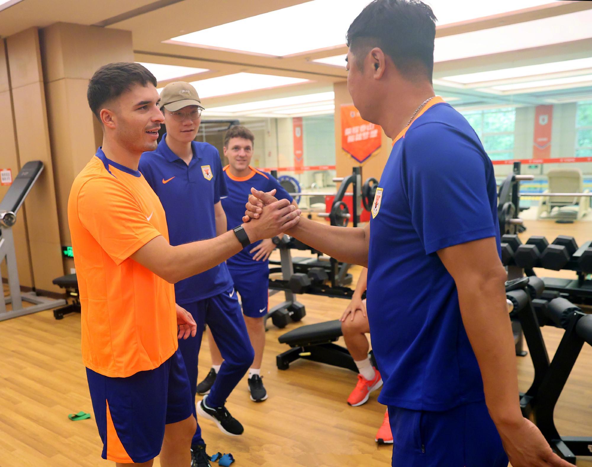 中超转会动态:泰山队洛佩斯或走人,升班马接近敲定中卫外援!