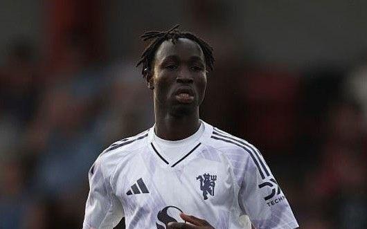 记者：曼联小将塞古科内在洛桑体育训练，还踢了一场友谊赛