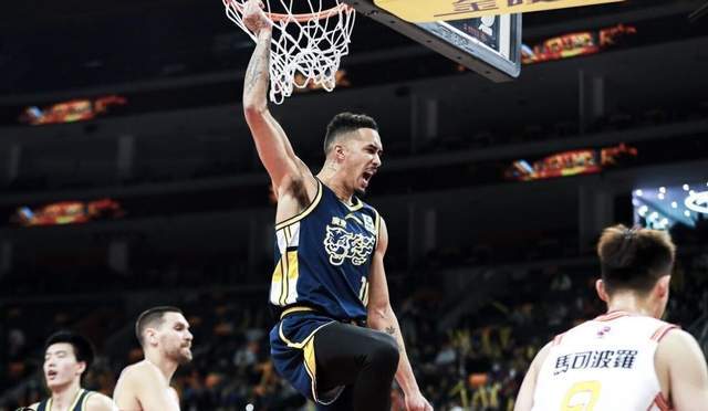 生涯之夜！奎因12中10轰30分成客场消