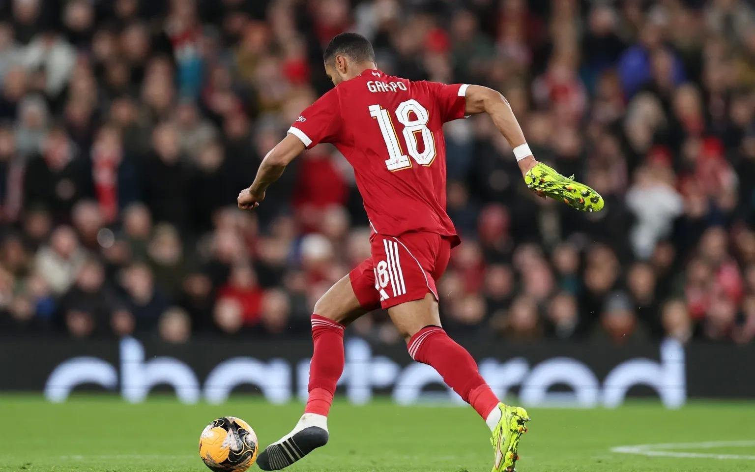 无“鞋”可击的进攻,加克波提着一只战靴从后场推进到前场