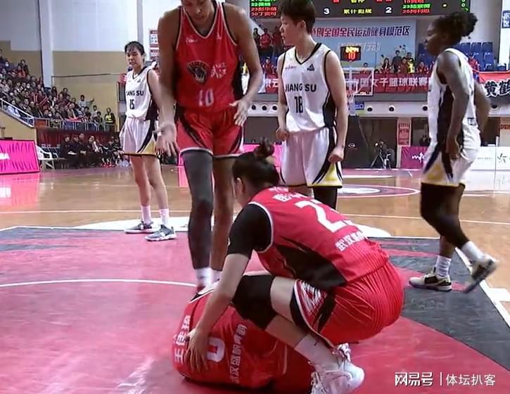 赛场流氓！WCBA惊现外援阿利恩垫脚致盛帆女篮核心王佳琦赛季报销
