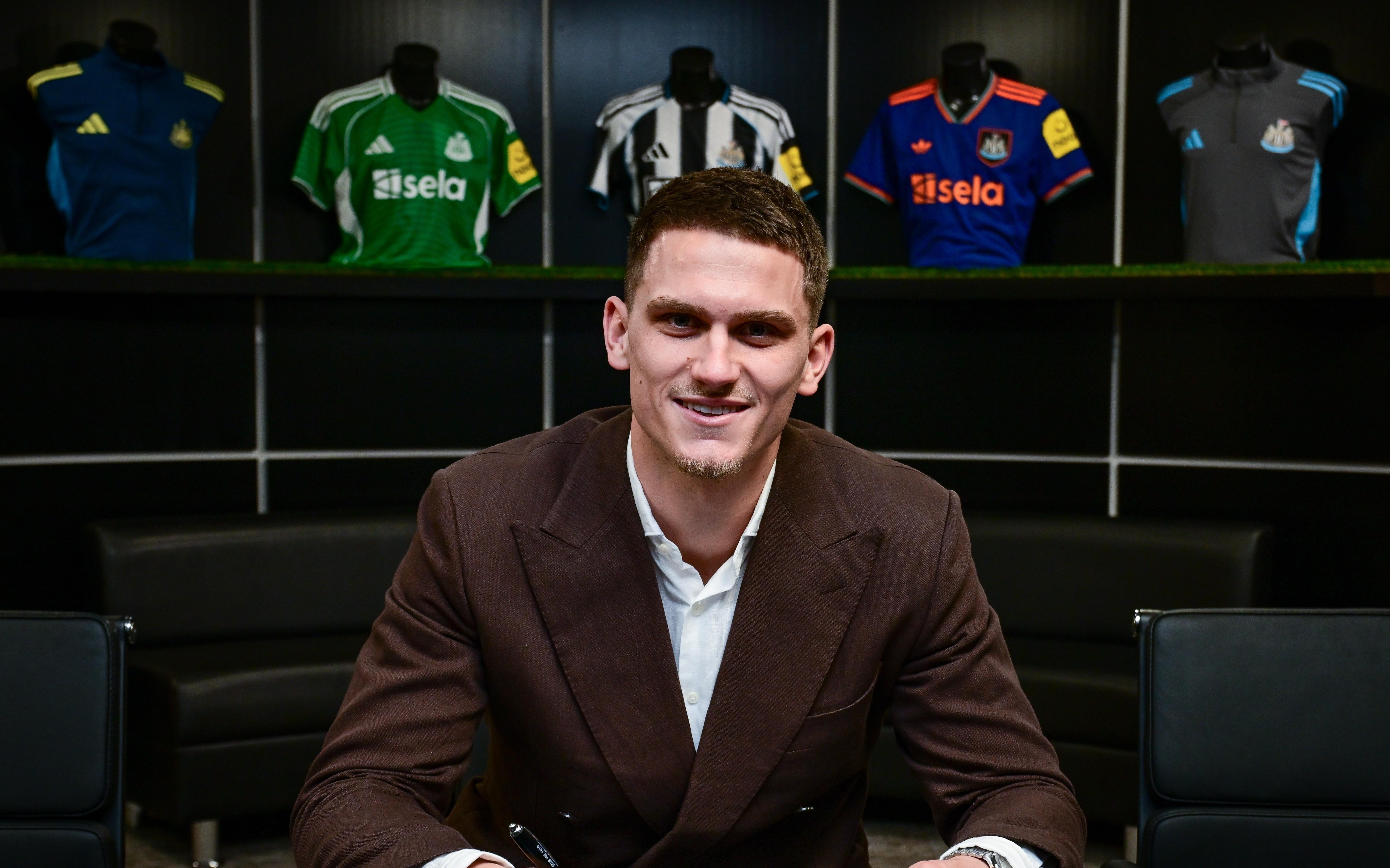 官方：纽卡与后卫博特曼续约至2030年