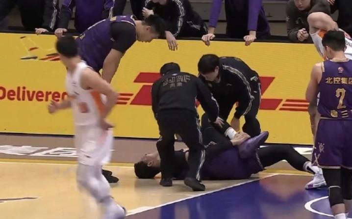 媒体人：崴脚退赛的沈梓捷赛后没有去医院，脚踝问题不大