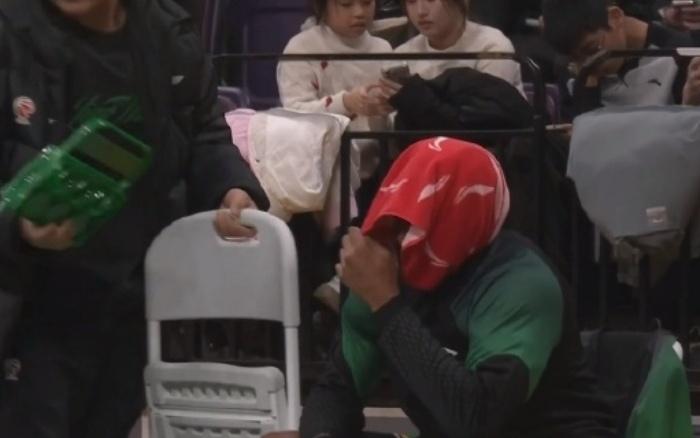 辽篮吞下两连败！外援拿一半分数，流泪