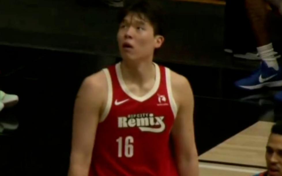 背靠背轰下22分7篮板！杨瀚森创生涯得分新高，率队大胜