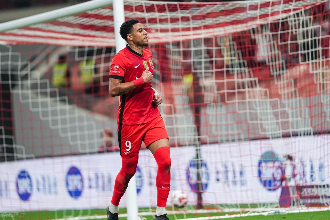 上港中锋离队后敲定新东家，本赛季将