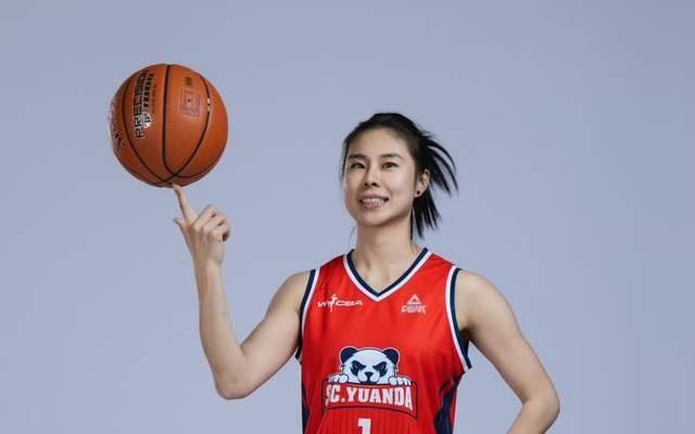 王思雨复出后，率领四川女篮豪取6连胜！王思雨目前是球员兼教练