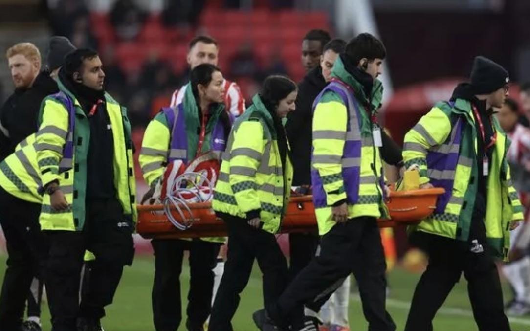 曼城外租至斯托克城的穆巴马在对阵QPR时受伤，被担架抬出场