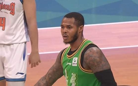 真被坑惨了！辽篮还不放弃，带着他奔赴