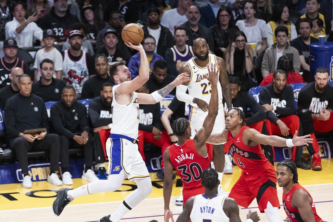 湖人逆转猛龙！艾顿创53年队史纪录，詹姆斯创2大NBA纪录前无古人