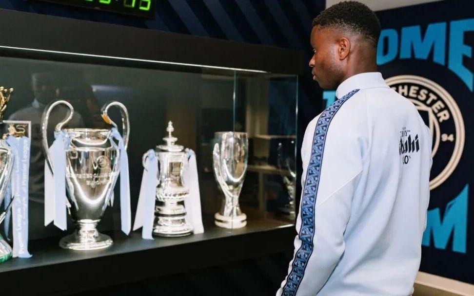 高价抢下格伊！曼城既为救急，更为投资