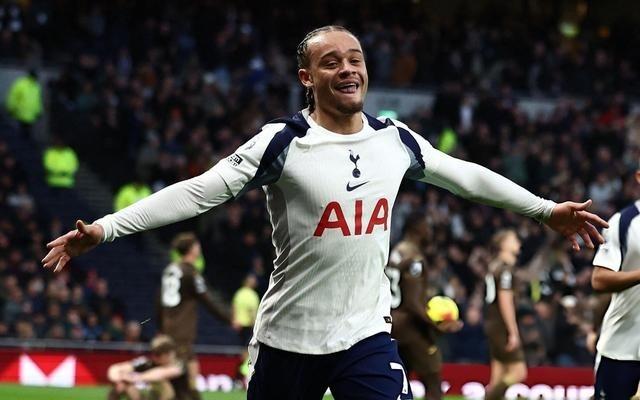 哈维西蒙斯：能理解球迷的心情，我们仍保持团结并支持教练