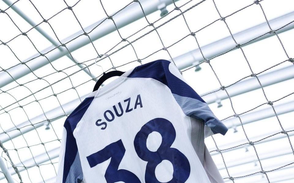 官方：热刺新援索萨将身披球队的38号球衣