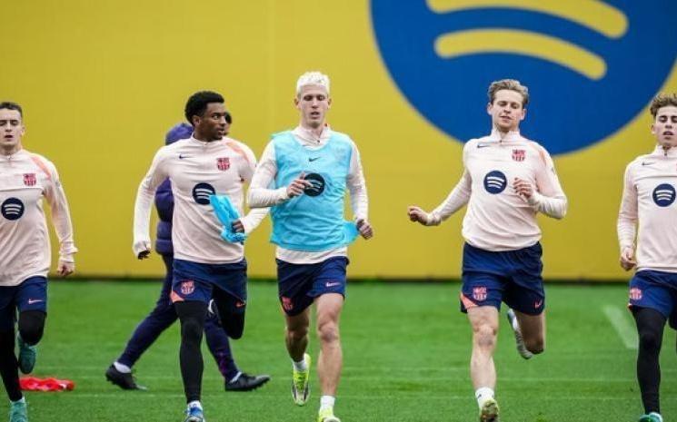 世体：费兰今日单独进行恢复训练，能否