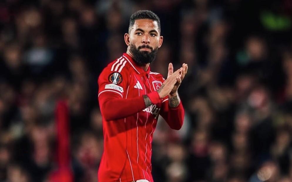 记者：切尔西在和道格拉斯路易斯团队