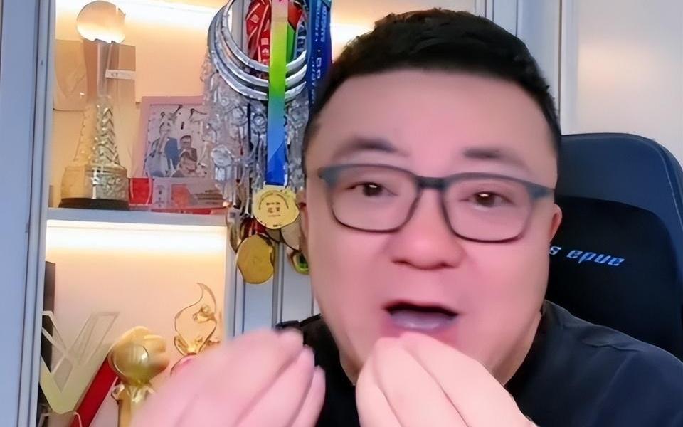 董路:王钰栋脱衣是因为心里憋气,拜合拉木给他捣乱,被战术牺牲