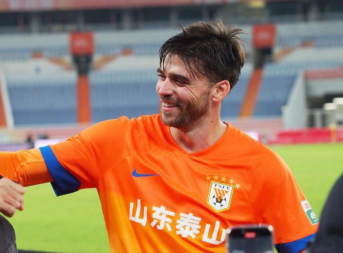 德转宣!津门虎敲定阿代米离队最佳替身,曾跟克雷桑搭档踢葡超