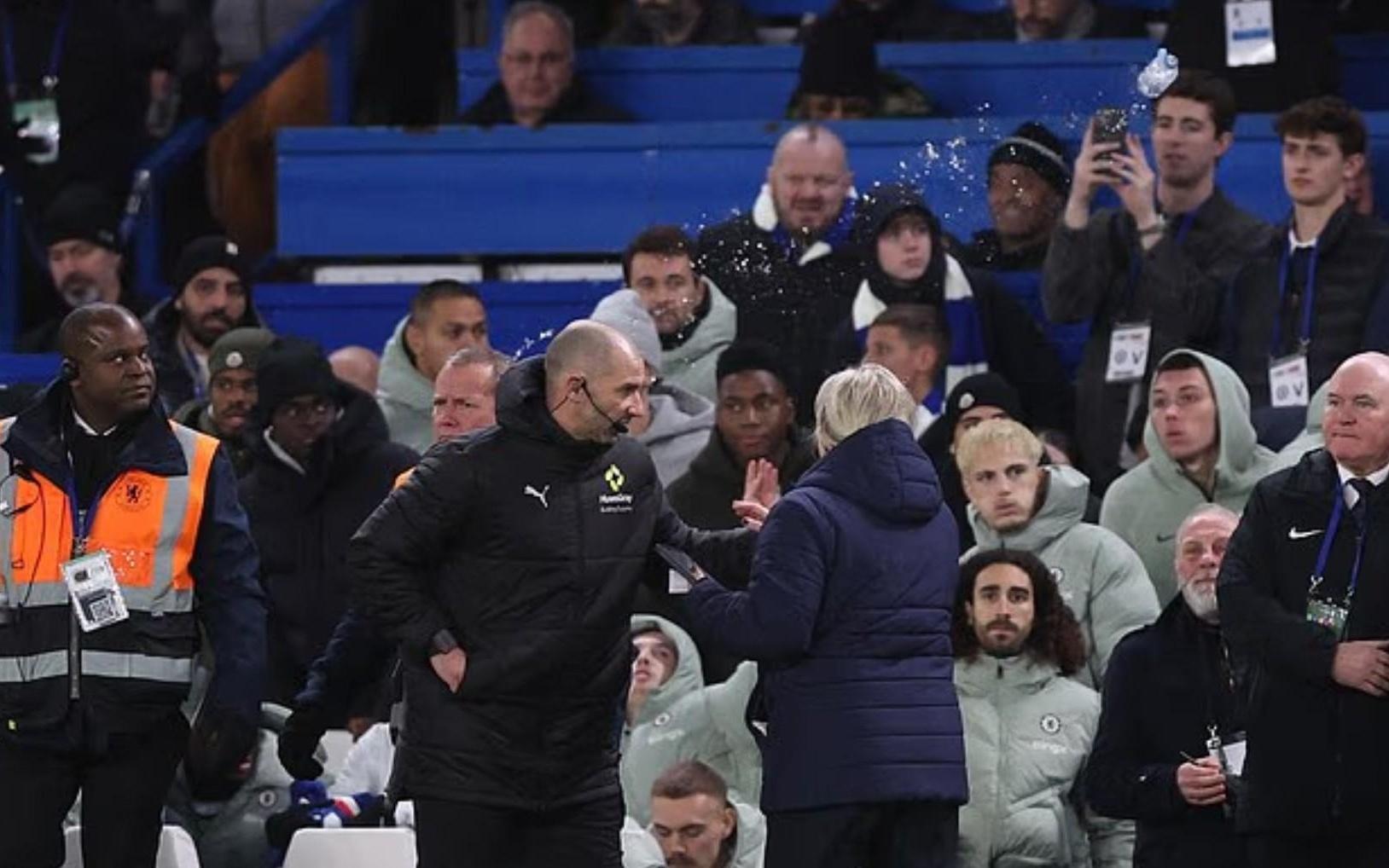 英足总官方：切尔西因球迷向场内投掷水瓶被罚款15万英镑