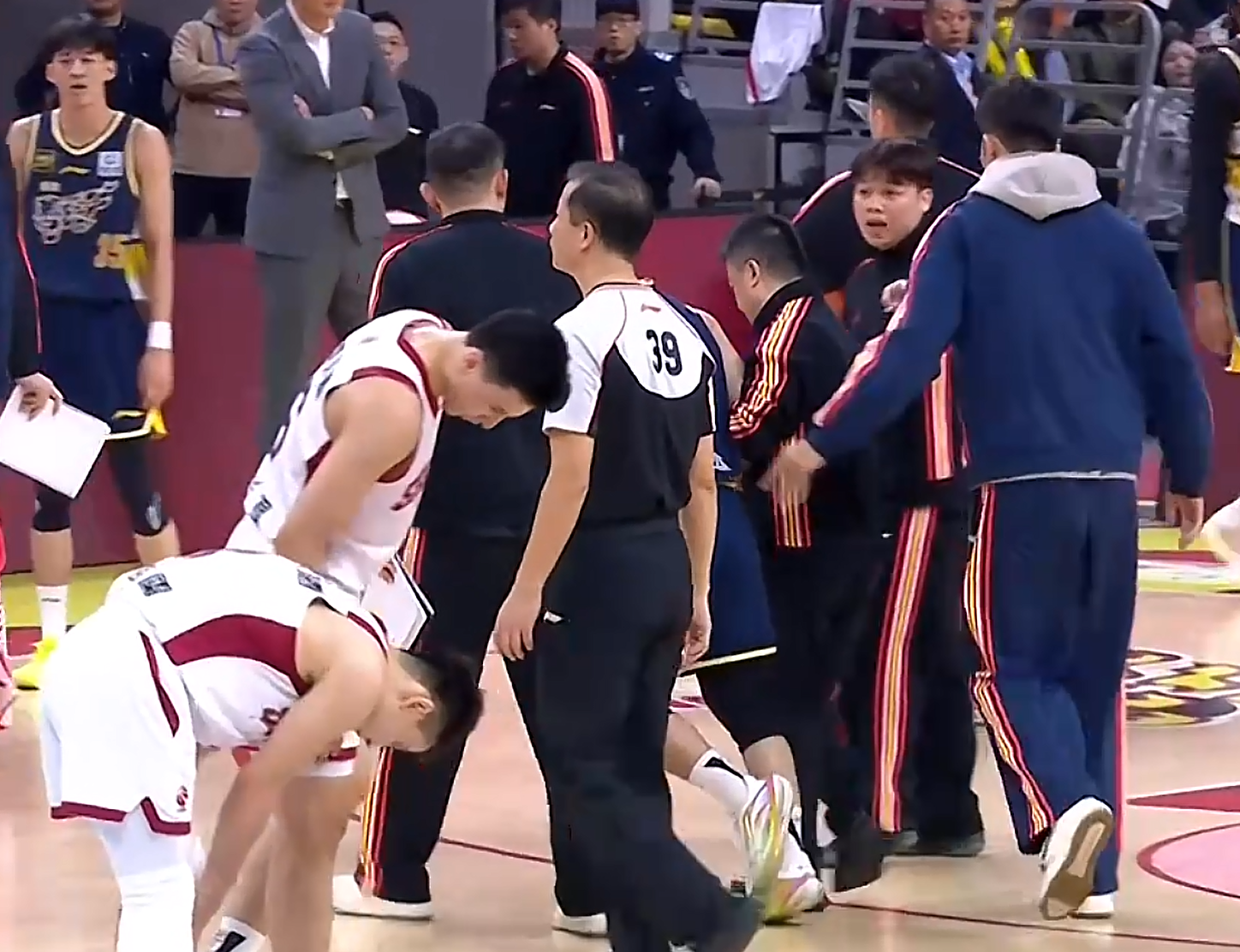 突发!广东队后场主力球员意外受伤,被队友搀扶下场令人担忧