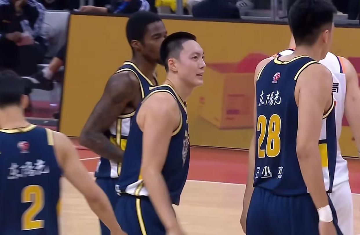 恭喜广东队!CBA最强中锋打成大腿,已被朱芳雨重金“锁人”!