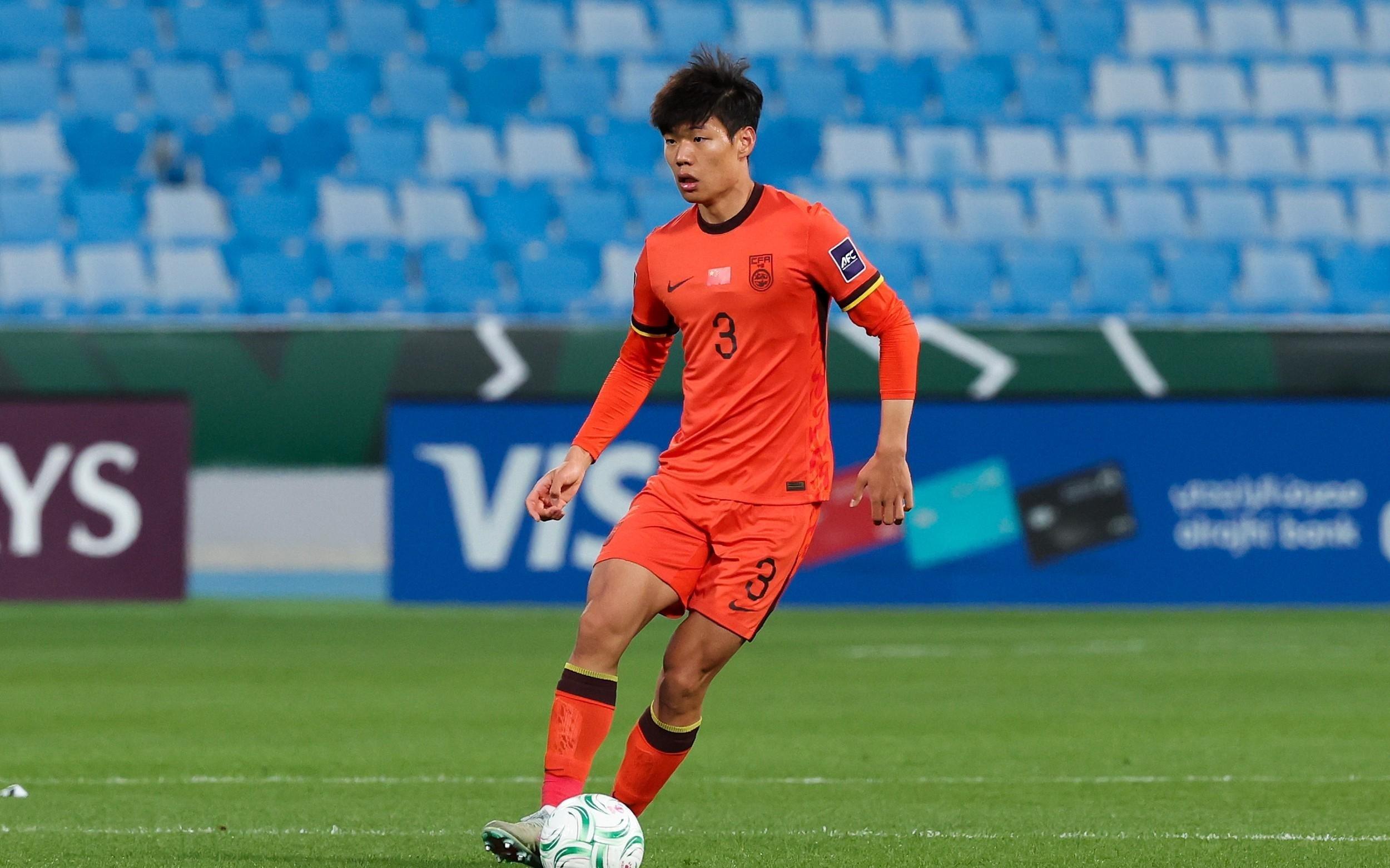 媒体人：铁人准备重启贺一然的转会谈