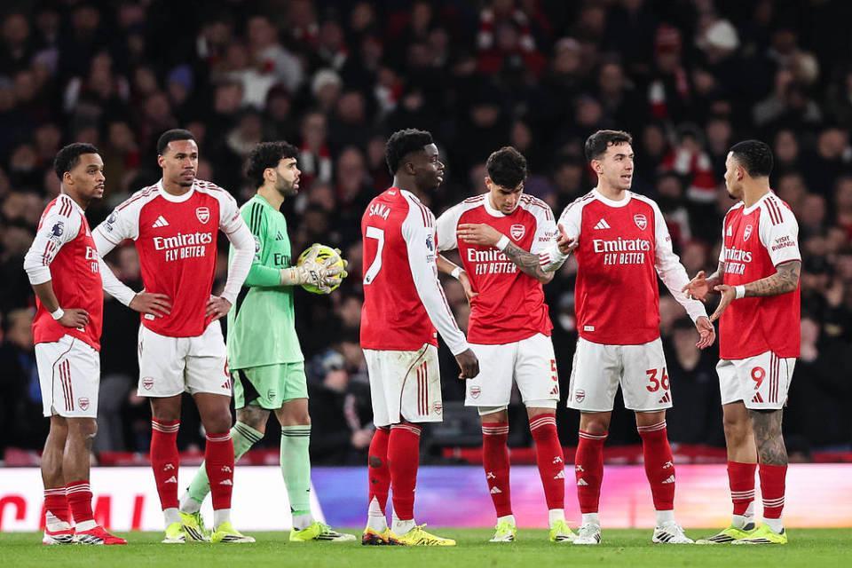 英超一夜变天！阿森纳3轮不胜仅4分领跑曼联首进前4利物浦跌第6