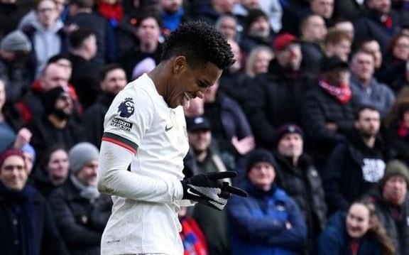 18岁276天，埃斯特旺是英超单场传射建功最年轻的巴西球员