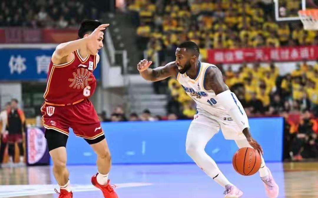 过分了！顶级强队输球输人，主场球迷向球员吐口水，CBA要重罚