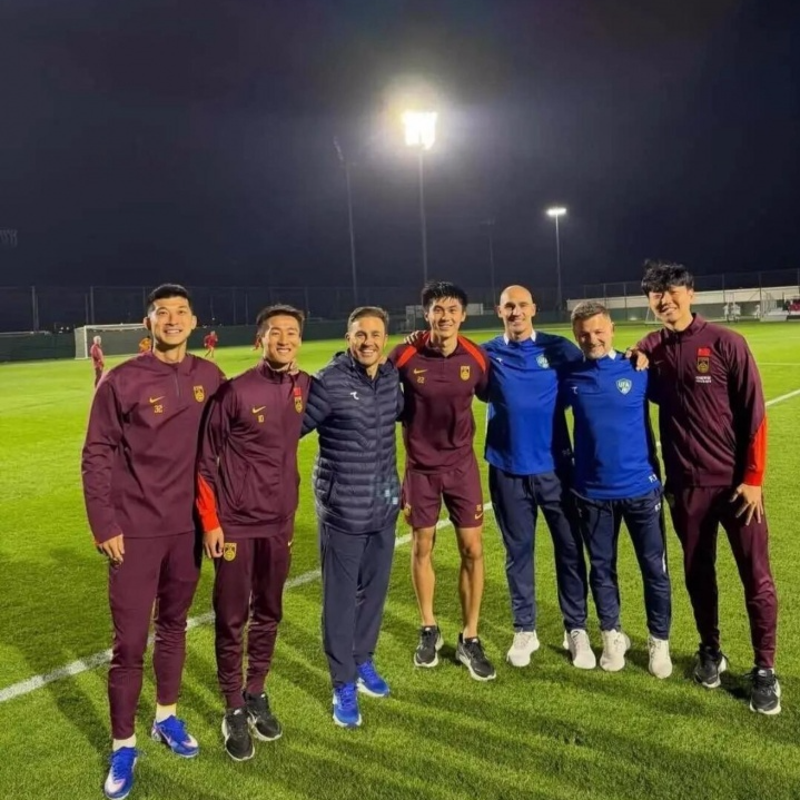 泪目!恒大4国脚与卡纳瓦罗重逢+开心合影,韦世豪搂着恩师笑开花