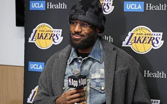 詹姆斯：我妈妈现场见证儿子和孙子一