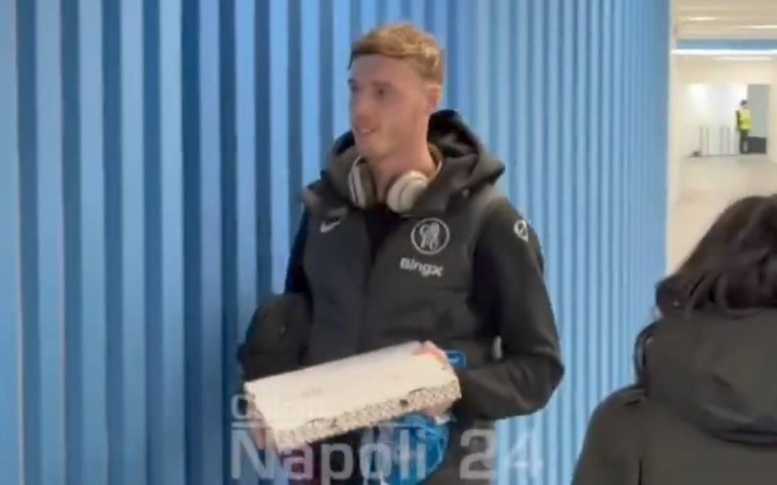 放纵时刻，战胜那不勒斯赛后，切尔西球员人手一份披萨