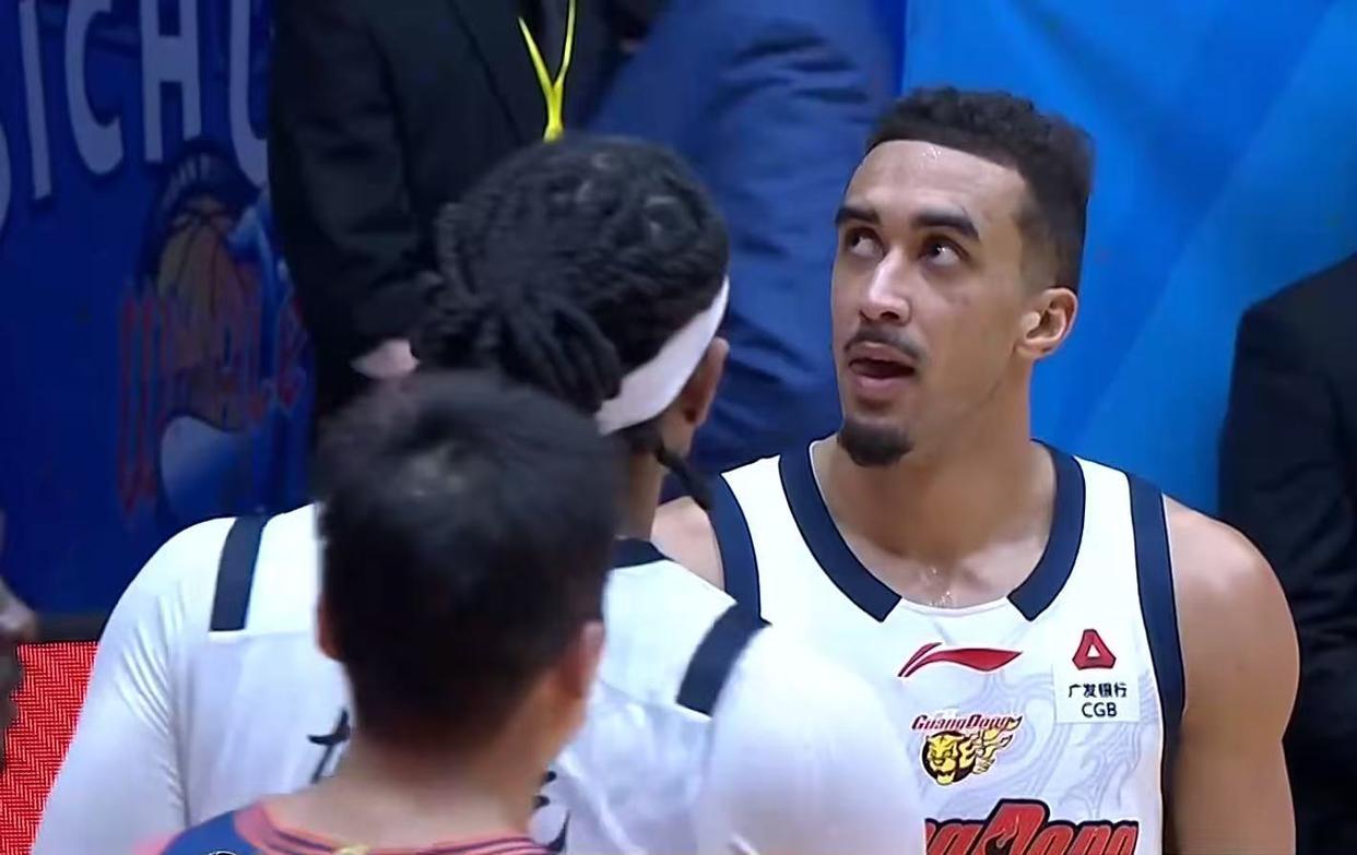 逼广东队裁掉奎因CBA强力中锋制霸