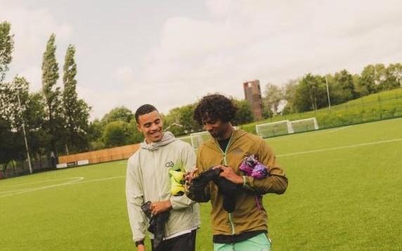 又回曼彻斯特了，格林伍德和前曼联青训队友梅勒一起训练