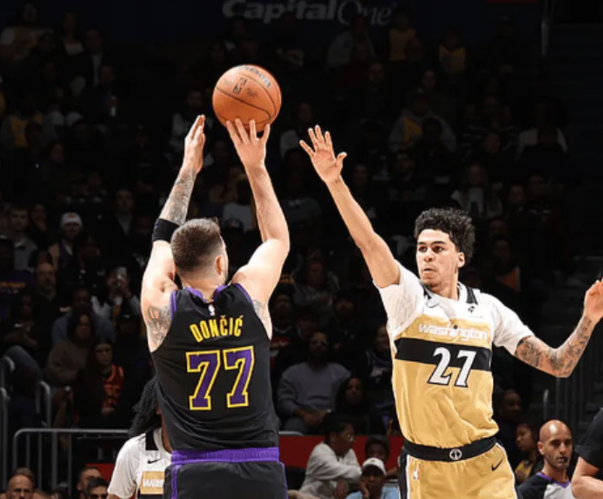 詹姆斯天神下凡！湖人狂胜31分，东契奇