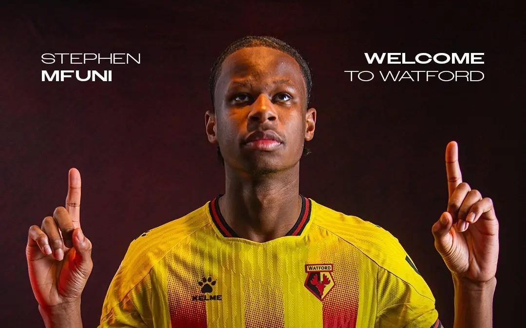 官方：沃特福德租借曼城17岁后卫姆富