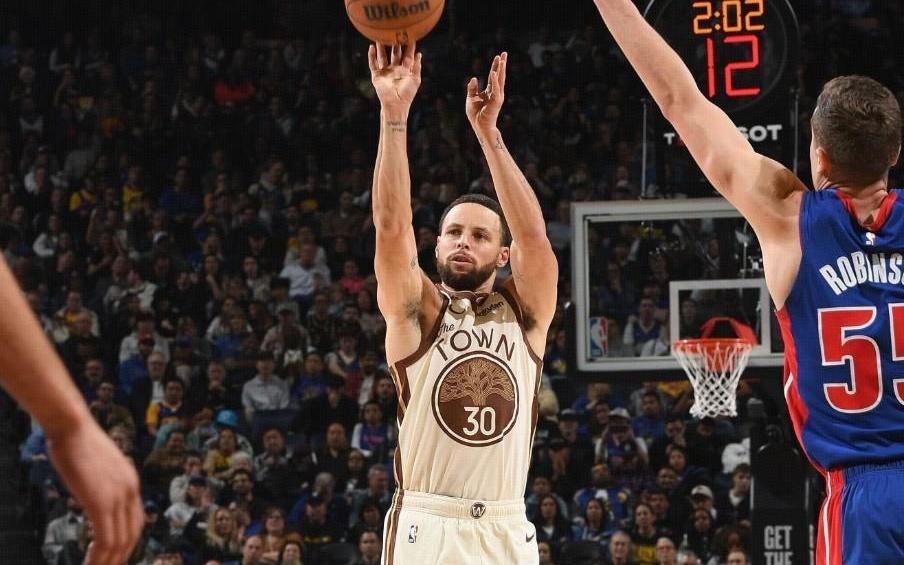 官方：库里右膝酸痛，提前退出对阵活塞