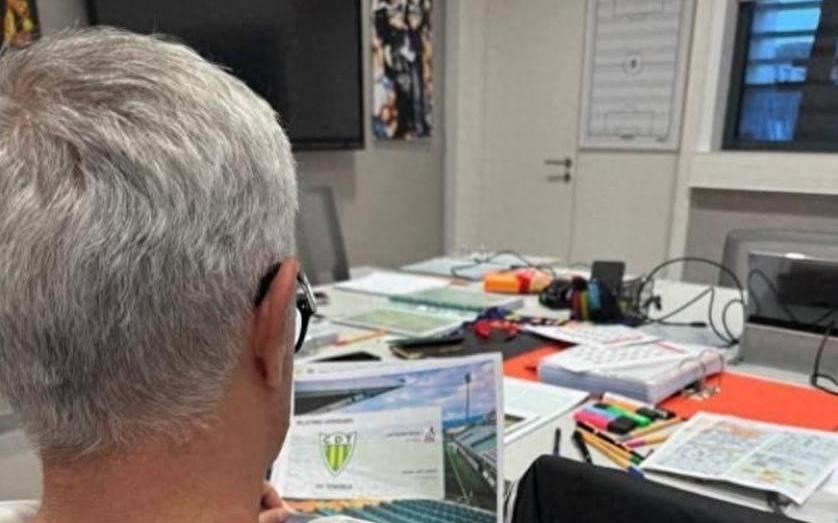 球迷质疑皇马再碰本菲卡是欧足联的剧本，穆帅笑对抽签结果