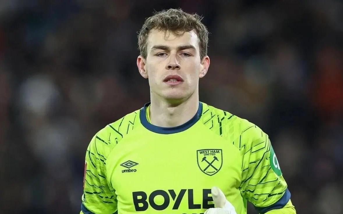 记者：莱斯特城等英冠球队有意租借赫