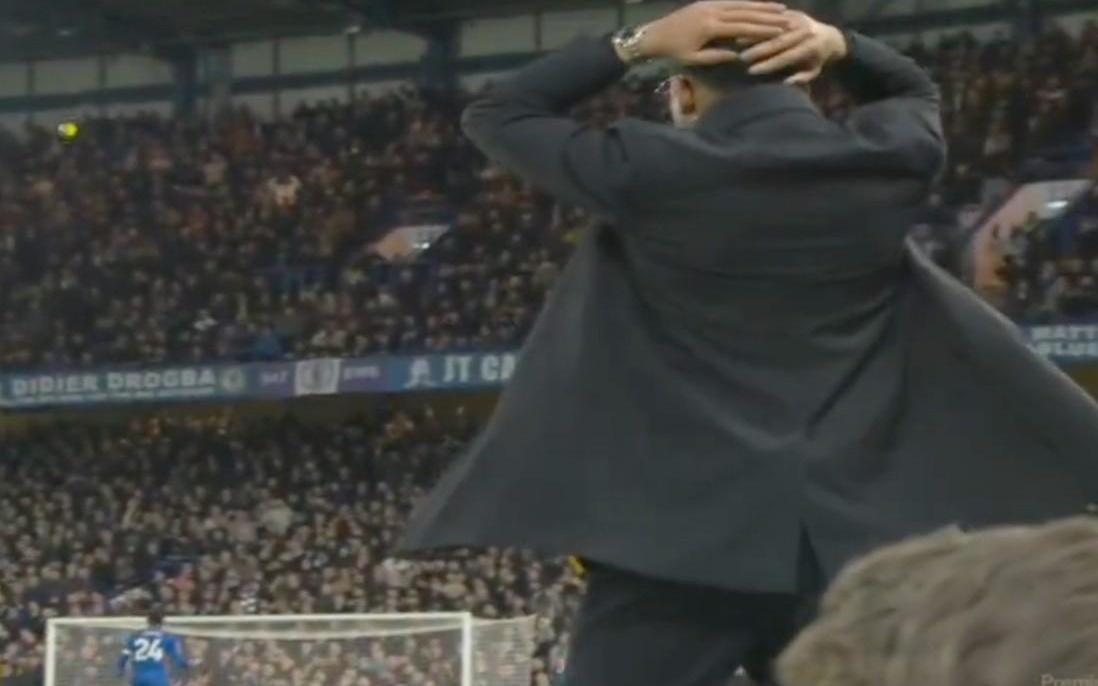 帕尔默终场前离谱射门直冲云霄，罗塞尼尔场边抱头不可思议