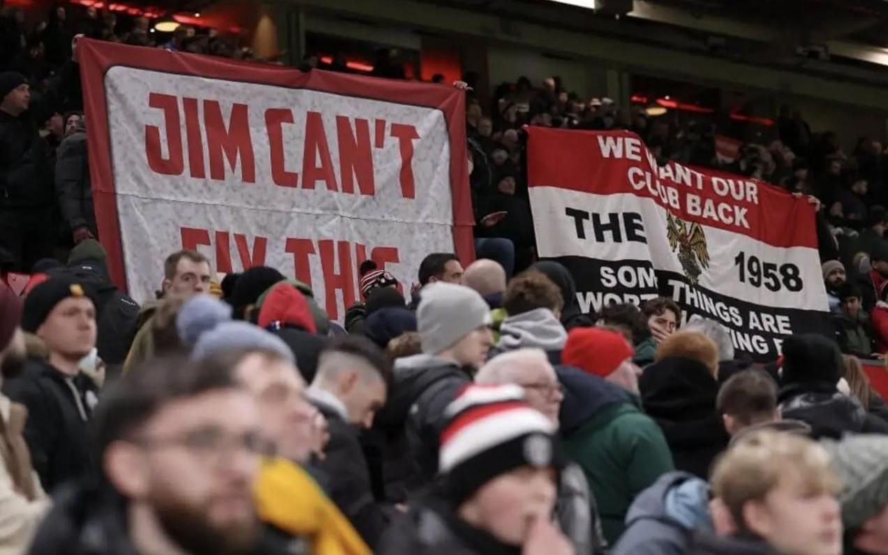 针对格雷泽和拉爵，TA：曼联球迷组织计划踢富勒姆前进行抗议