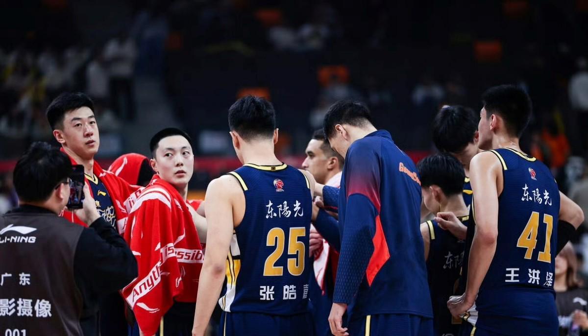 CBA排名大乱！广东输球，2队抢第1，北京掉第7，辽宁季后赛悬了