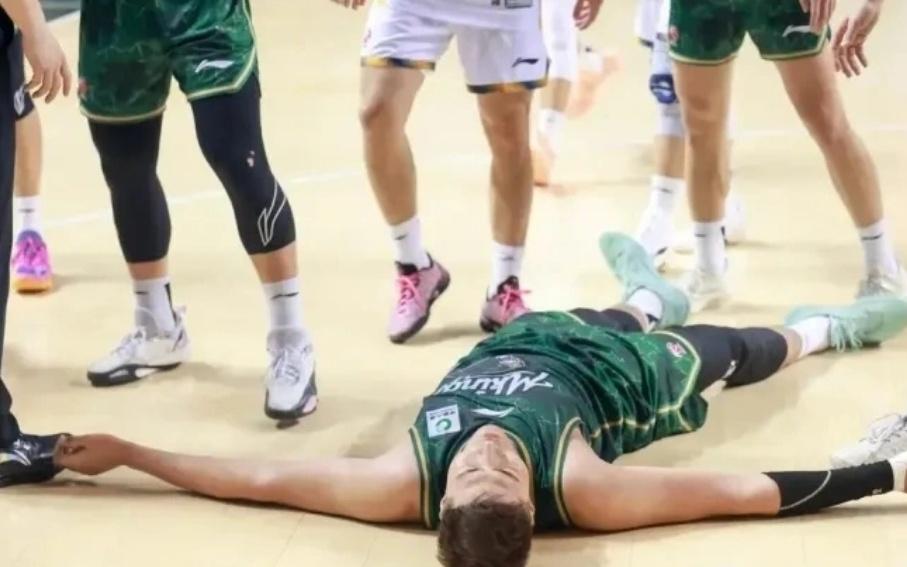 四川同曦垃圾时间冲突官宣！4人被禁赛，共罚16万，主帅也被罚款