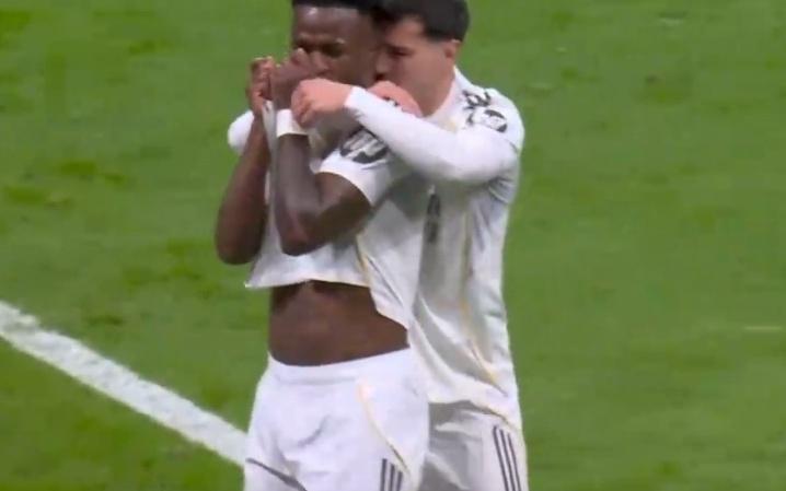 维尼修斯破105天球荒！1V3轰超级世界